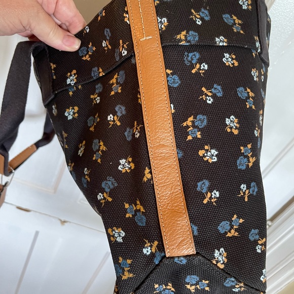 Beautiful Coach bag. this bag is on eBay for $139 I will match that price - Picture 2 of 16